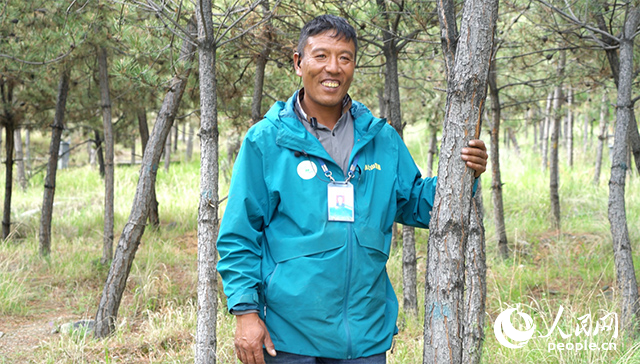 南山公園護(hù)林員扎西曲培。人民網(wǎng)記者 宋子節(jié)攝