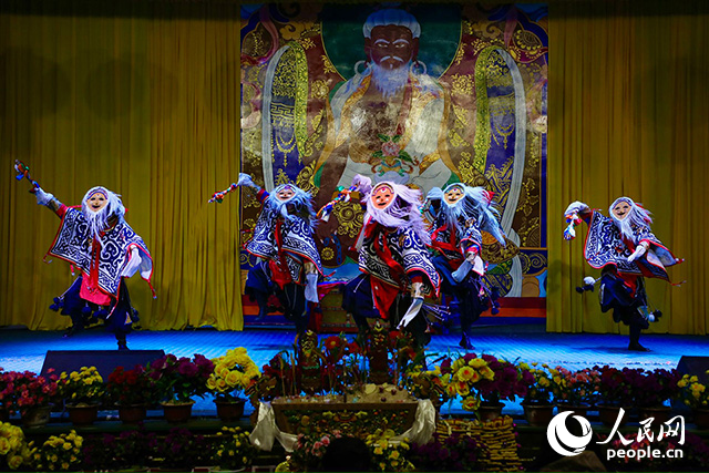 扎西曲登社區(qū)藏戲表演。人民網(wǎng)記者 次仁羅布攝