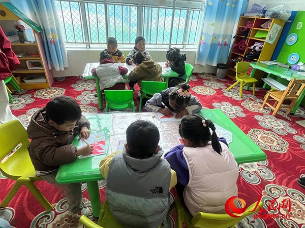 拉多村一所現(xiàn)代化幼兒園小班孩子們正在繪畫。張敏穎 攝