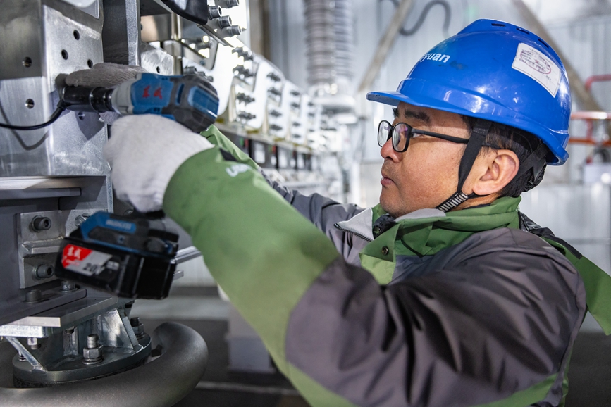 阿里地區(qū)首套電網(wǎng)側(cè)帶超容構(gòu)網(wǎng)型SVG工程現(xiàn)場工作人員正在進行投運前螺栓緊固工作。趙清鵬攝