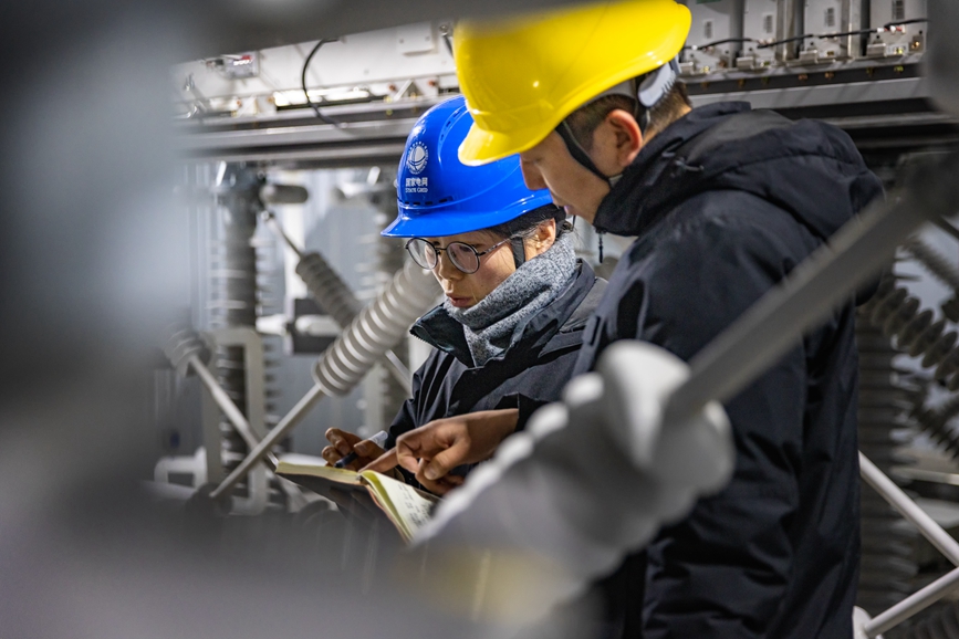 阿里地區(qū)首套電網(wǎng)側(cè)帶超容構(gòu)網(wǎng)型SVG工程現(xiàn)場工作人員正在進行投運前設(shè)備位置檢查。趙清鵬攝