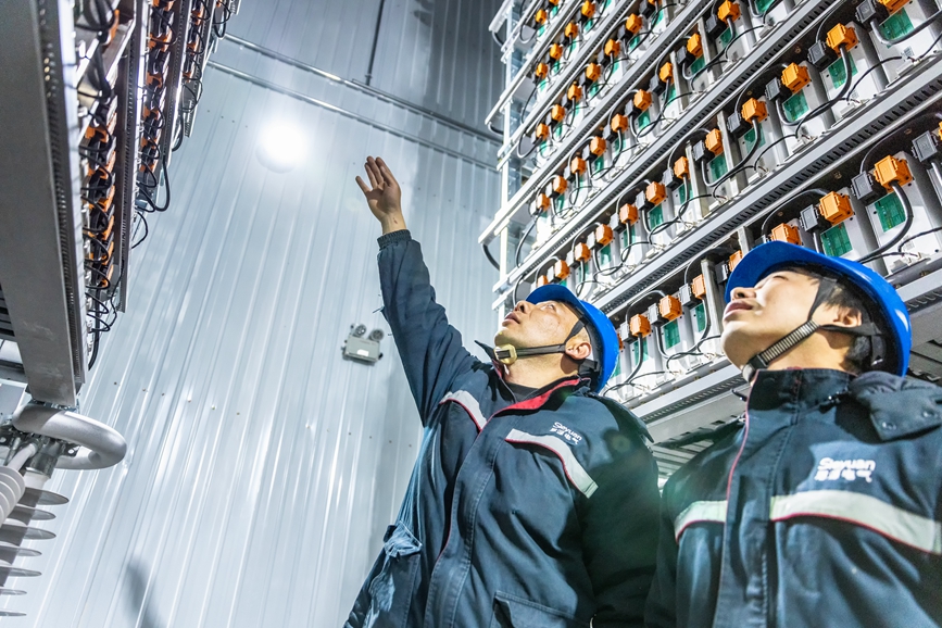 阿里地區(qū)首套電網(wǎng)側(cè)帶超容構(gòu)網(wǎng)型SVG工程現(xiàn)場工作人員正在進行投運前設(shè)備狀態(tài)檢查。趙清鵬攝