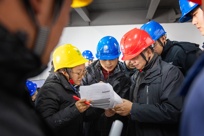 阿里地區(qū)首套電網(wǎng)側(cè)帶超容構(gòu)網(wǎng)型SVG工程現(xiàn)場運維人員正在進行投運操作。趙清鵬攝