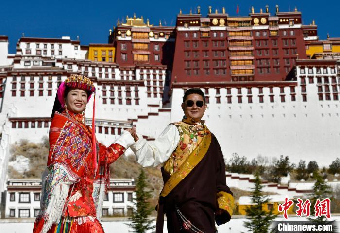 冬游西藏新風尚:藏裝拍照、寄明信片成熱門