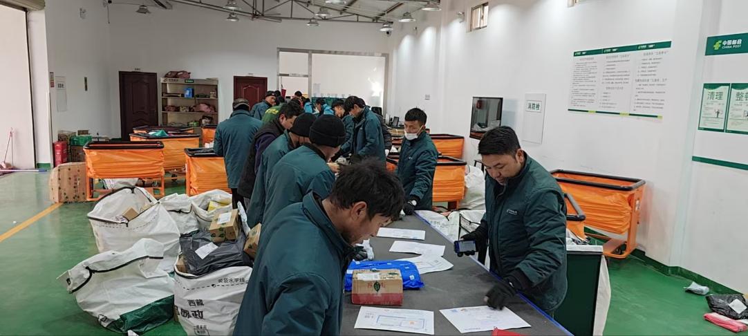 西藏拉薩城東營(yíng)業(yè)部分揀員正在傳送帶分揀。旦增攝