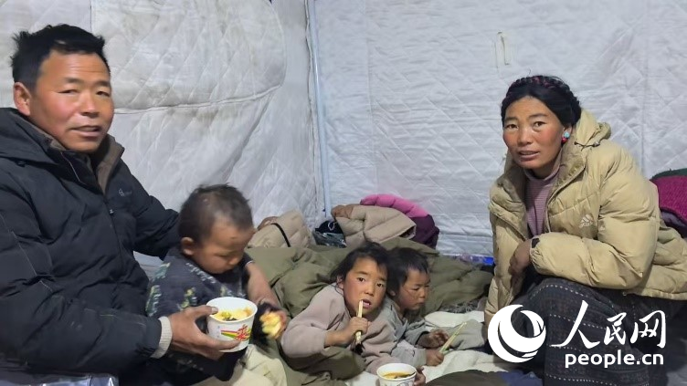 森嘎村村民扎西一家五口。人民網(wǎng)記者 吳雨仁攝