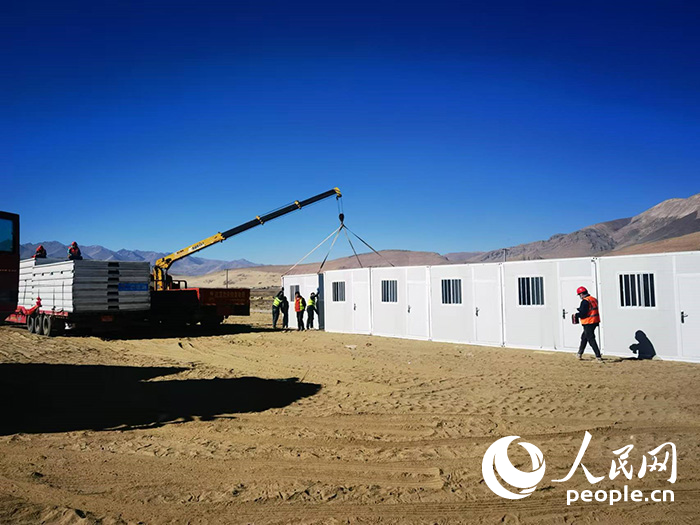 1月9日，在日喀則市定日縣長(zhǎng)所鄉(xiāng)森嘎村安置點(diǎn)，工作人員抓緊搭建移動(dòng)板房，確保受災(zāi)群眾溫暖過冬。人民網(wǎng)記者 吳雨仁攝