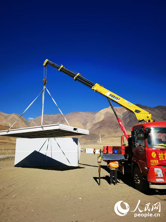 1月9日，日喀則市定日縣長(zhǎng)所鄉(xiāng)森嘎村安置點(diǎn)正在吊裝板房。人民網(wǎng)記者 吳雨仁攝