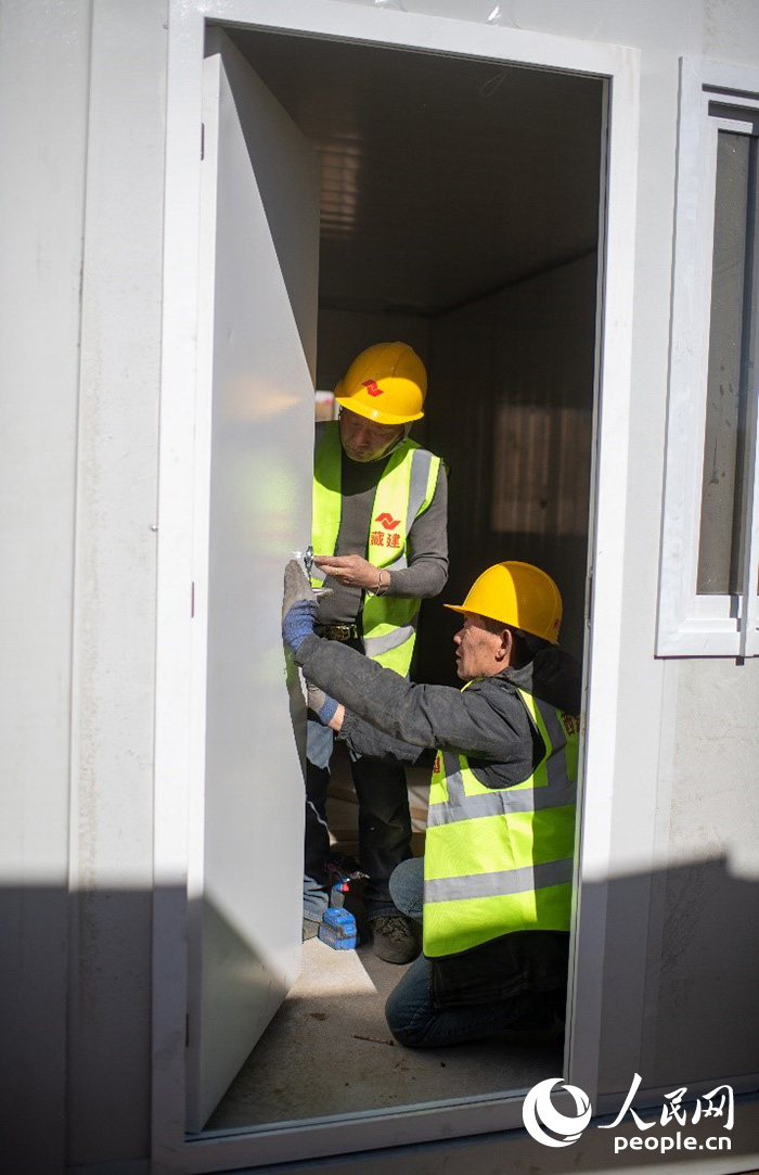 1月9日，在日喀則市定日縣長(zhǎng)所鄉(xiāng)古榮村安置點(diǎn)，施工人員正在抓緊搭建移動(dòng)板房，確保受災(zāi)群眾溫暖過冬。人民網(wǎng)記者 翁奇羽攝