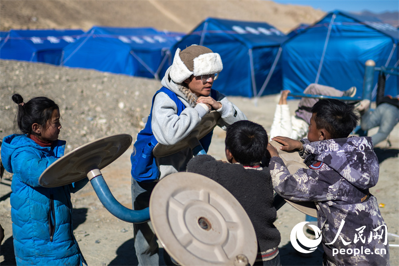 西藏星光社會工作服務(wù)中心社工久米旦增通過聊天談心，對孩子們進行災(zāi)后心理疏導(dǎo)。人民網(wǎng)記者 翁奇羽攝