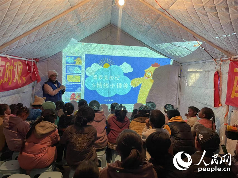 社工次旦拉姆以“青春變形記之情緒小怪獸”為主題給塘仁村孩子們講課。人民網(wǎng)記者 郝潔攝