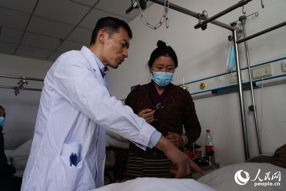 醫(yī)生在巡查。人民日報記者 徐馭堯攝