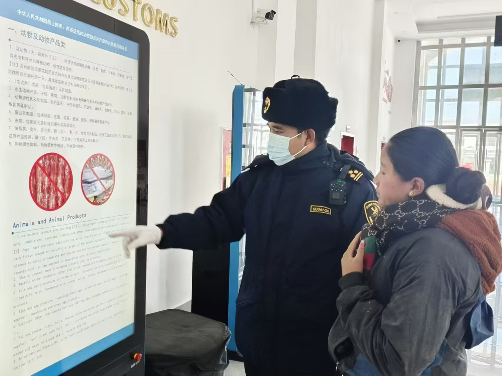 海關(guān)關(guān)員對(duì)入境邊民進(jìn)行禁止攜帶、郵寄進(jìn)境動(dòng)植物及其產(chǎn)品解讀。次旺久美攝