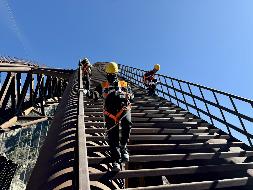 橋拱檢修。馬生明攝