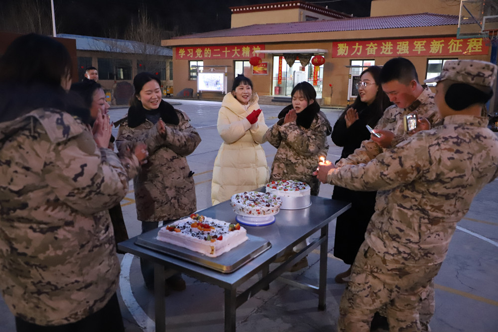 支隊(duì)為來隊(duì)家屬過集體生日?；粢綌z