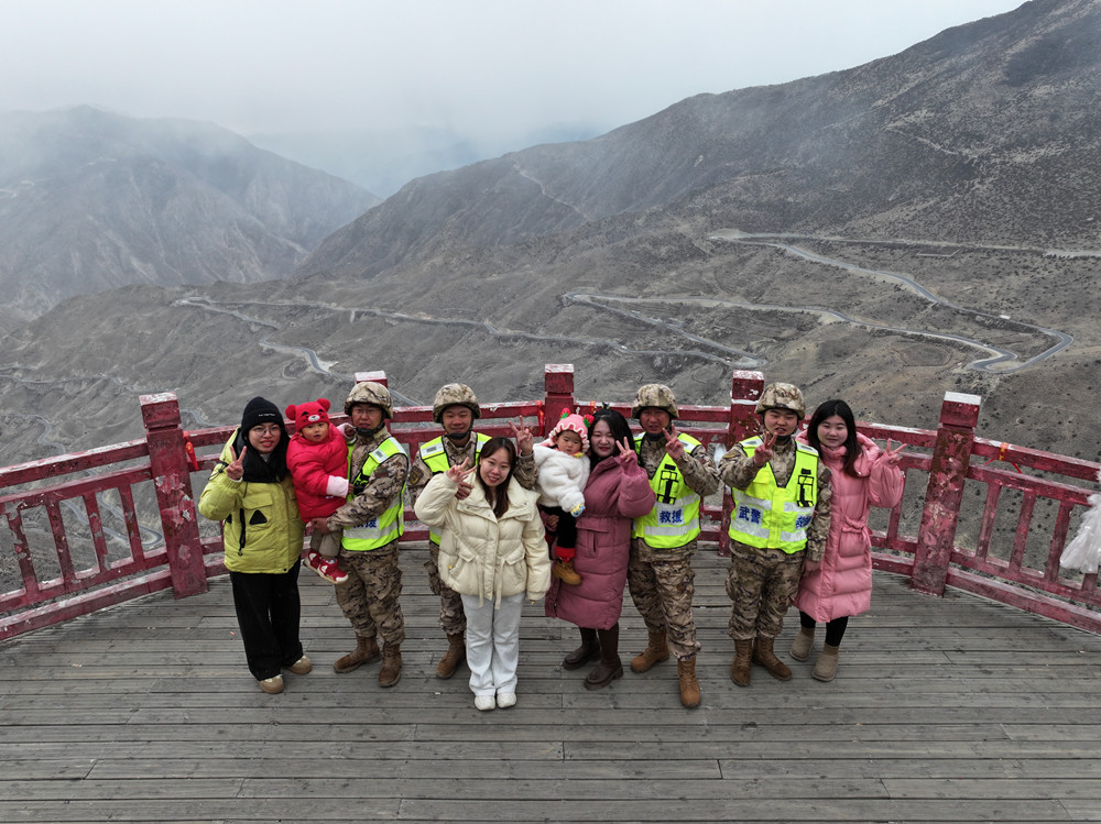 支隊(duì)組織家屬隨隊(duì)養(yǎng)護(hù)體驗(yàn)丈夫工作。何眾攝