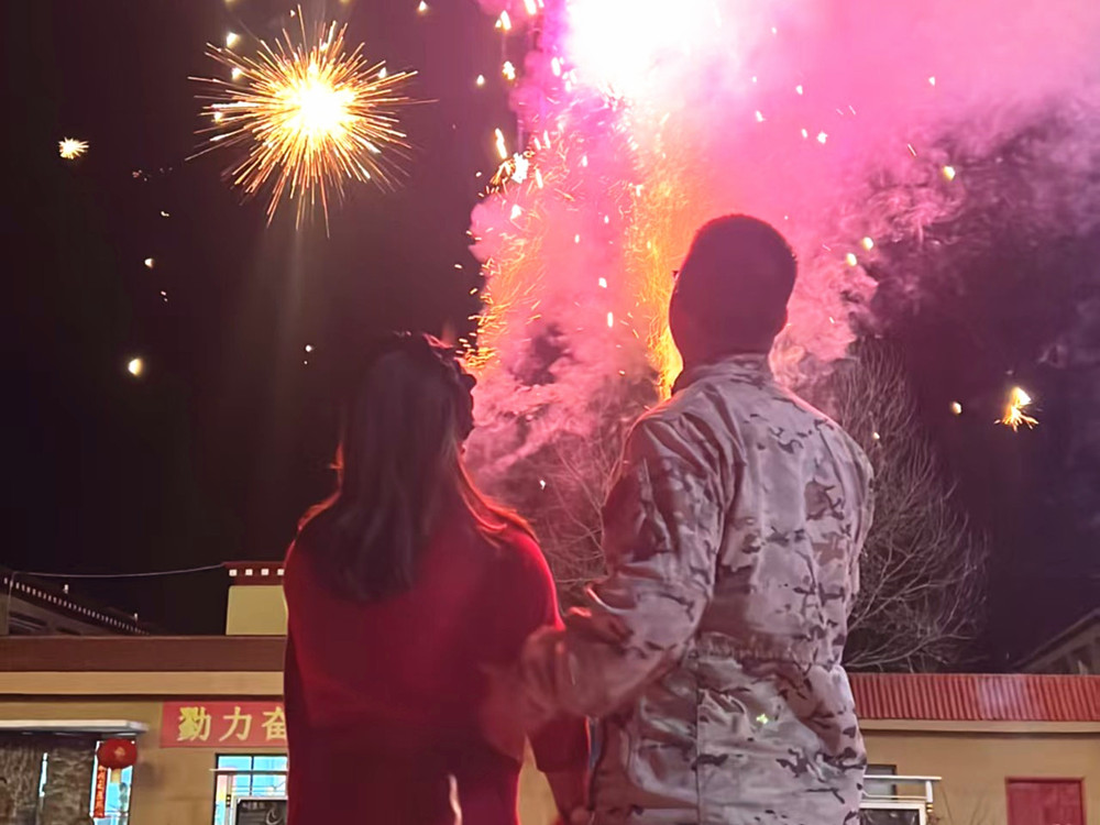 來隊(duì)家屬的溫馨瞬間?；粢綌z