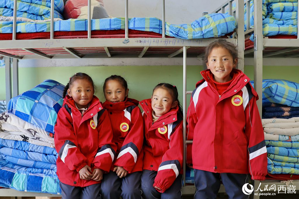 學(xué)生在定日縣第二小學(xué)分流安置點(diǎn)宿舍。人民日報(bào)記者 鮮敢攝
