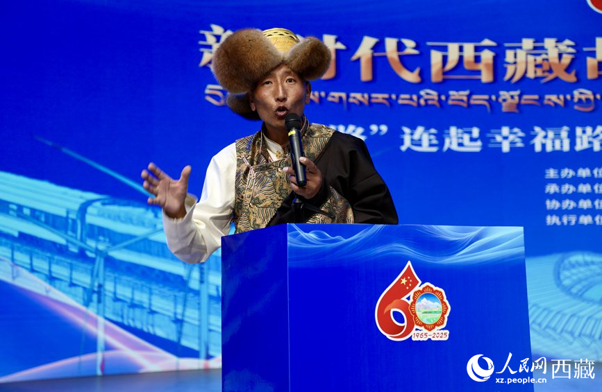 山南市隆子縣三安曲林鄉(xiāng)三林村黨支部副書記扎西次仁作分享報告。人民網(wǎng)記者 次仁羅布攝