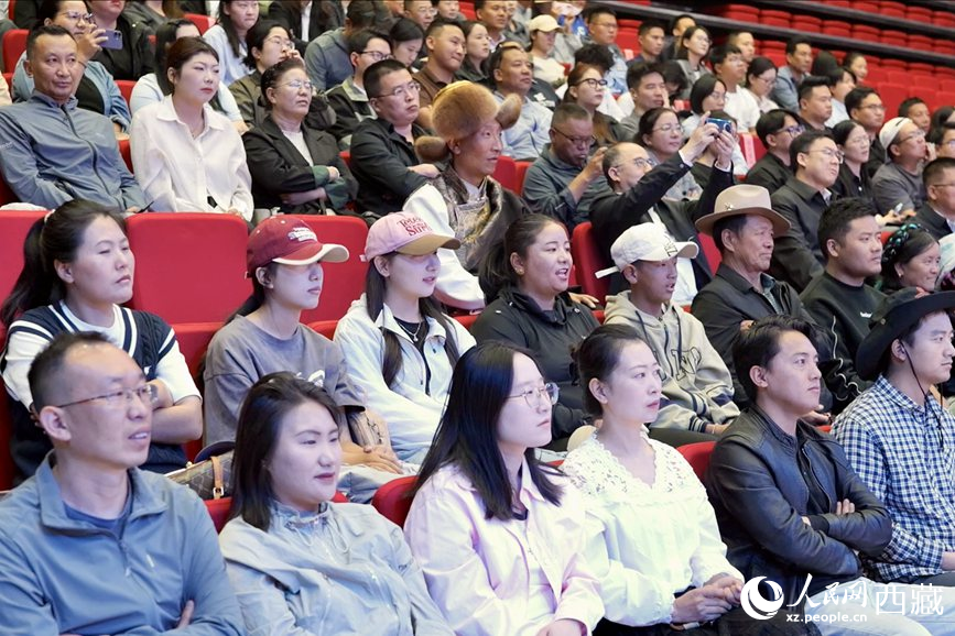 300余名干部職工、群眾代表在現(xiàn)場聆聽講座。人民網(wǎng)記者 次仁羅布攝