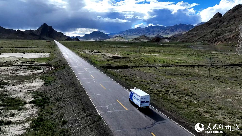一輛無人快遞車正沿著定日縣通往扎果鄉(xiāng)的道路平穩(wěn)行駛。人民日報記者 鮮敢攝