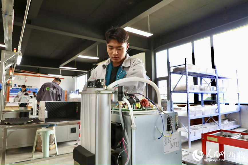 生產(chǎn)車間工人正在安裝制氧設備。人民網(wǎng)記者 次仁羅布攝