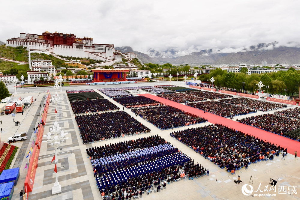 熱烈慶祝西藏自治區(qū)成立60周年大會(huì)現(xiàn)場(chǎng)。索朗旺久攝