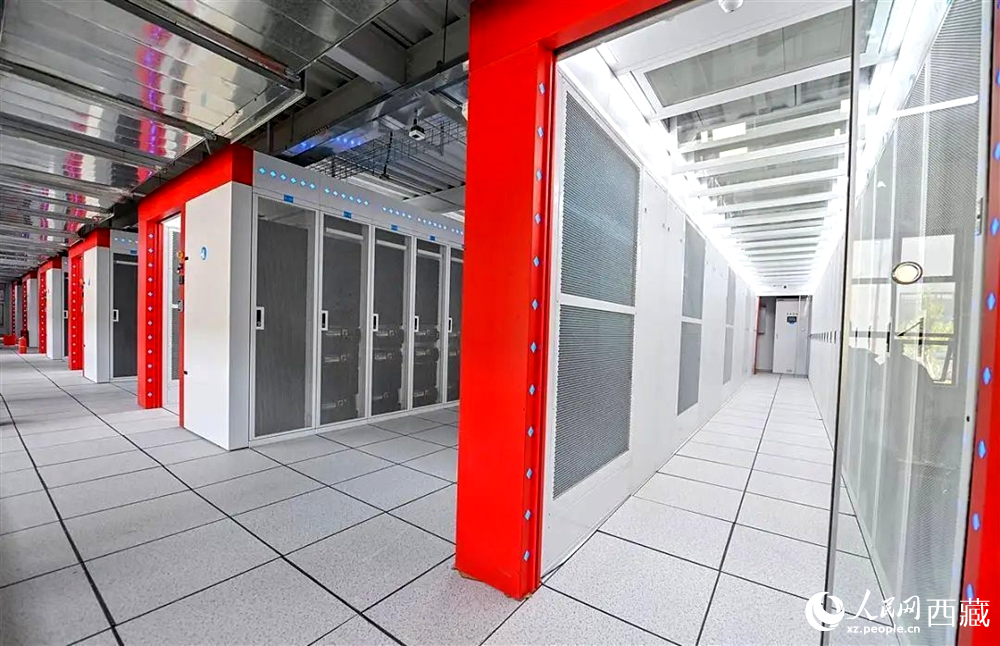 西藏“雅江1號(hào)”人工智能先進(jìn)計(jì)算中心機(jī)房。人民日?qǐng)?bào)記者 鮮敢攝