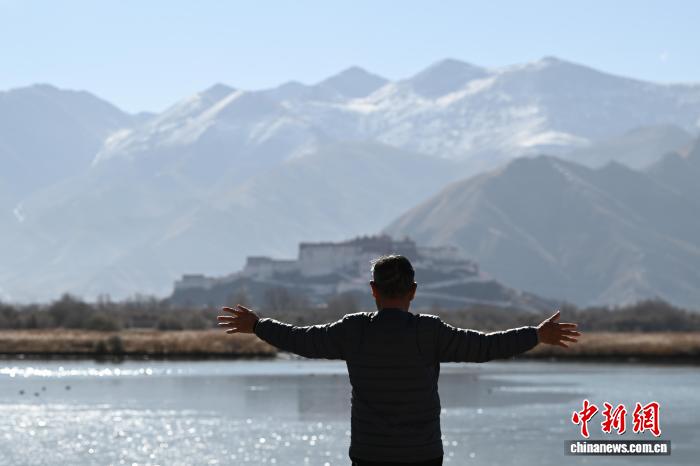 西藏:初冬“拉薩之肺”繪壯美畫(huà)卷