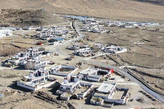 2025年12月11日，西藏定日縣長(zhǎng)所鄉(xiāng)古榮村新貌。人民網(wǎng)記者 翁奇羽攝