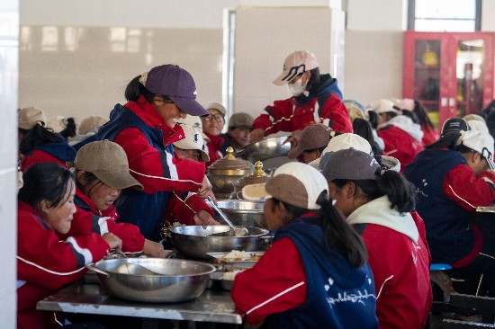 中午時(shí)分，學(xué)生們?cè)谑程糜貌?。人民網(wǎng)記者 翁奇羽攝