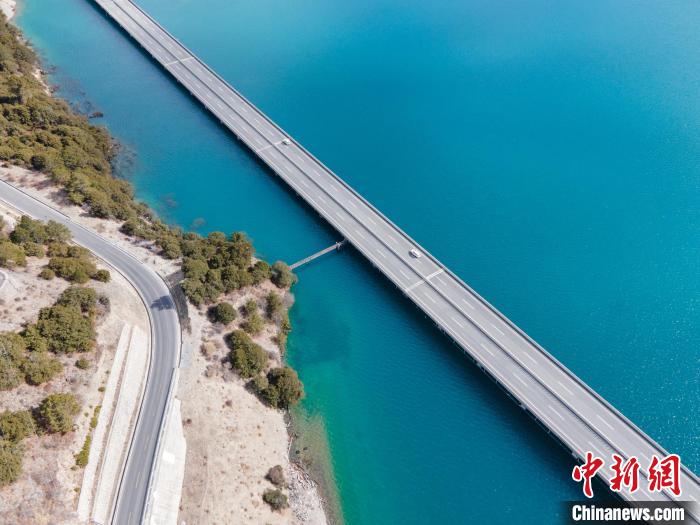 圖為西藏林拉高等級(jí)公路多布湖段風(fēng)光?！〗w波 攝