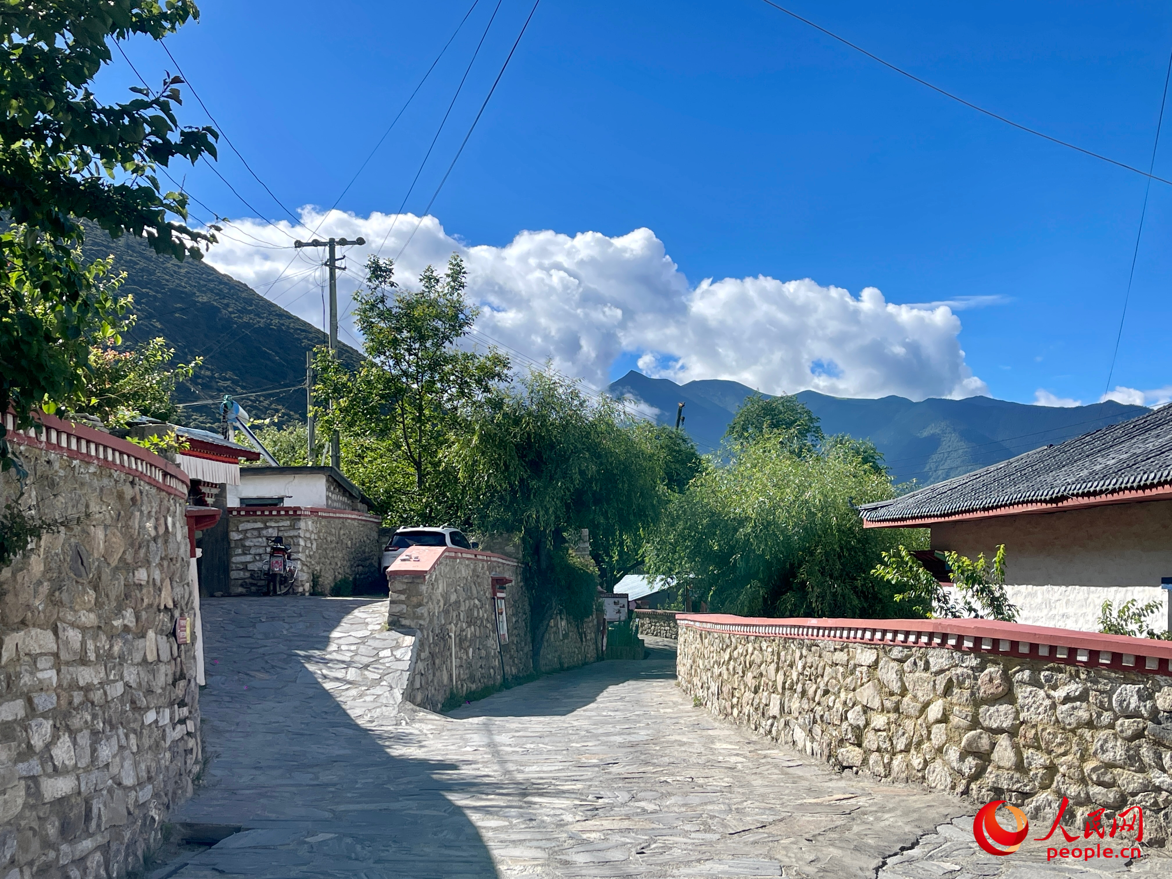 嘎拉村的村貌。人民網(wǎng) 周靜圓攝