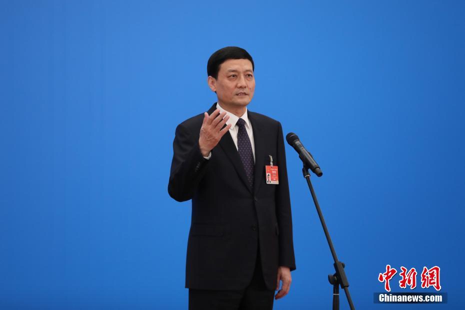 3月8日，第十三屆全國人民代表大會第四次會議舉行第二場“部長通道”采訪活動。圖為中國工業(yè)和信息化部部長肖亞慶通過網(wǎng)絡視頻方式接受采訪。 <a target='_blank' ><p  align=