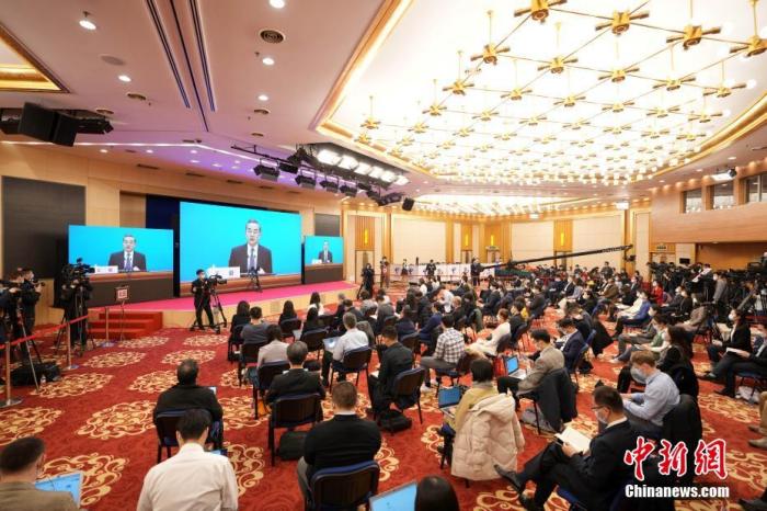 圖為記者在梅地亞中心多功能廳采訪。<a target='_blank' ><p  align=