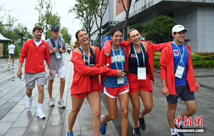 美國運(yùn)動(dòng)員在村內(nèi)開心漫步。<a target='_blank' href='/'><p  align=